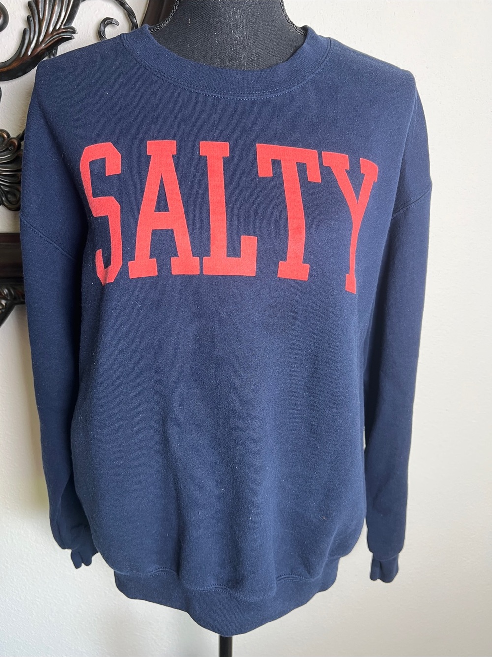 Gildan Unisex Adult Navy Blue Heavy Blend Crewneck Sweatshirt Salty in Red M